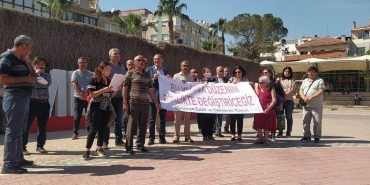 İzmir'de kamu arazilerinin satışa çıkarılması protesto edildi