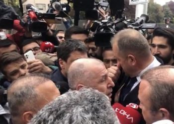 İçişleri Bakanlığı’na yürümek isteyen Özdağ’a polis engeli