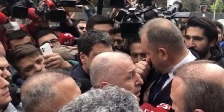 İçişleri Bakanlığı’na yürümek isteyen Özdağ’a polis engeli