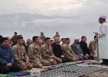 İçişleri Bakanı Soylu İran sınırında bayram namazı kıldı