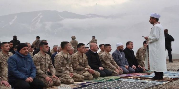 İçişleri Bakanı Soylu İran sınırında bayram namazı kıldı