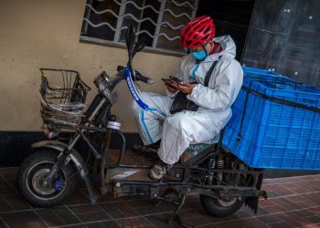 Şanghay'daki kapanma: Evsiz kalan teslimat çalışanlarının zorlu yaşamı