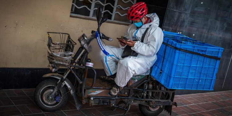 Şanghay'daki kapanma: Evsiz kalan teslimat çalışanlarının zorlu yaşamı