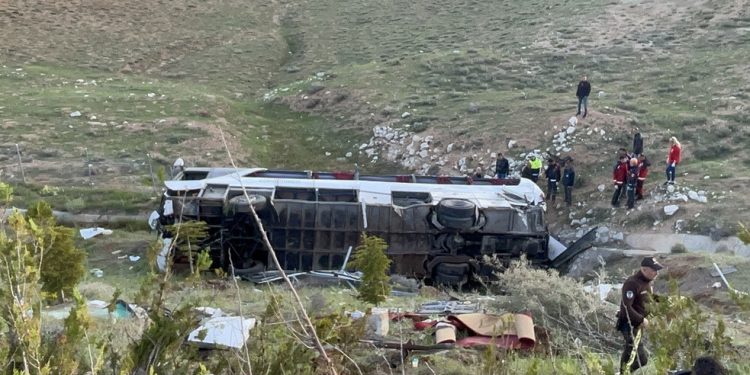 Şoför uyuya kaldı, Niğde’de öğrencileri taşıyan otobüs devrildi: 3 ölü, 41 yaralı