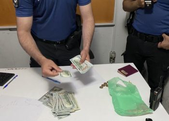 Şüpheli paketten 10 bin 200 dolar çıktı, polis ekipleri sahibine teslim etti