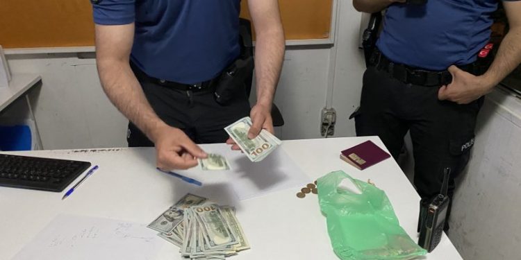 Şüpheli paketten 10 bin 200 dolar çıktı, polis ekipleri sahibine teslim etti