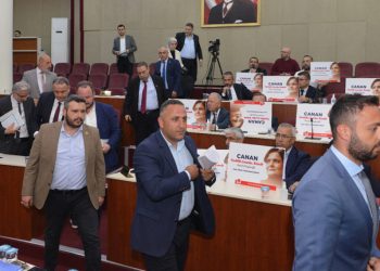 ‘Kaftancıoğlu’ dövizleri açıldı, AKP’liler salonu terk etti
