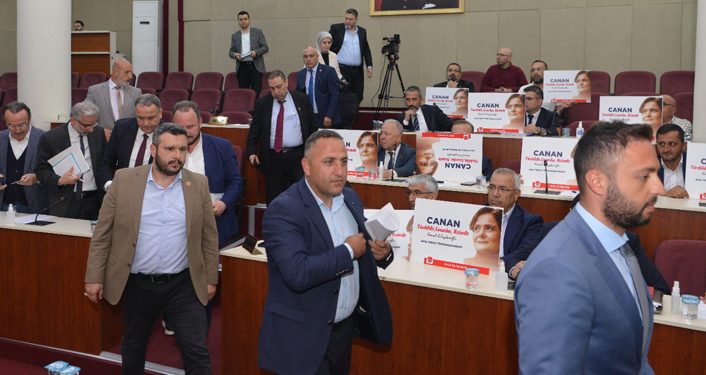 ‘Kaftancıoğlu’ dövizleri açıldı, AKP’liler salonu terk etti