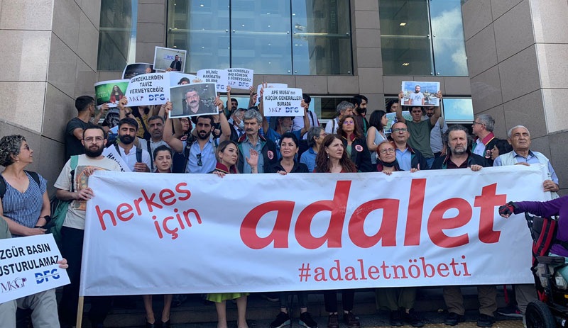 Çağlayan'daki 116’ncı Adalet Nöbeti, tutuklanan 16 gazeteci için gerçekleştirildi