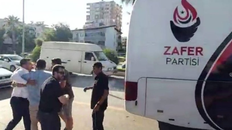 Ümit Özdağ'ın koruma aracı kaza yaptı, ortalık karıştı: 'Korumalar 'Sen kime korna çalıyorsun?' dediler, arabamıza çarpıp eşimi ve ben darp ettiler