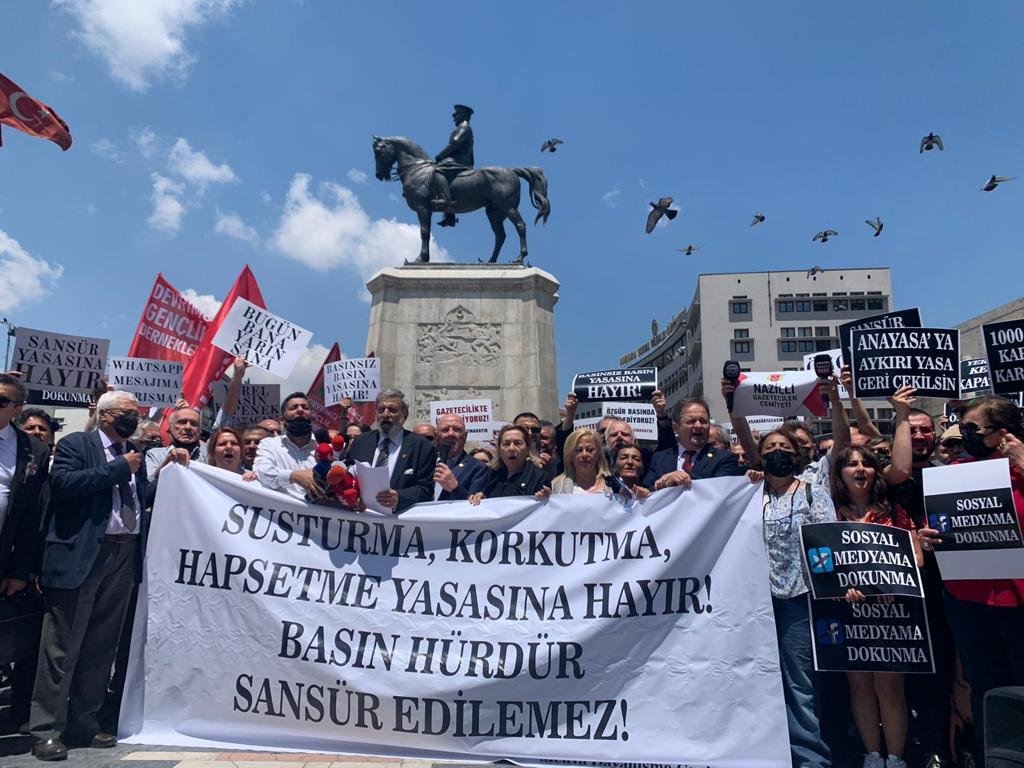 ‘Sansür yasasında basının kapısına kilit vuracak maddeler var’