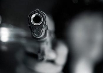 2 yaşındaki çocuk, babasını silahla sırtından vurarak öldürdü