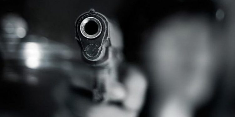 2 yaşındaki çocuk, babasını silahla sırtından vurarak öldürdü