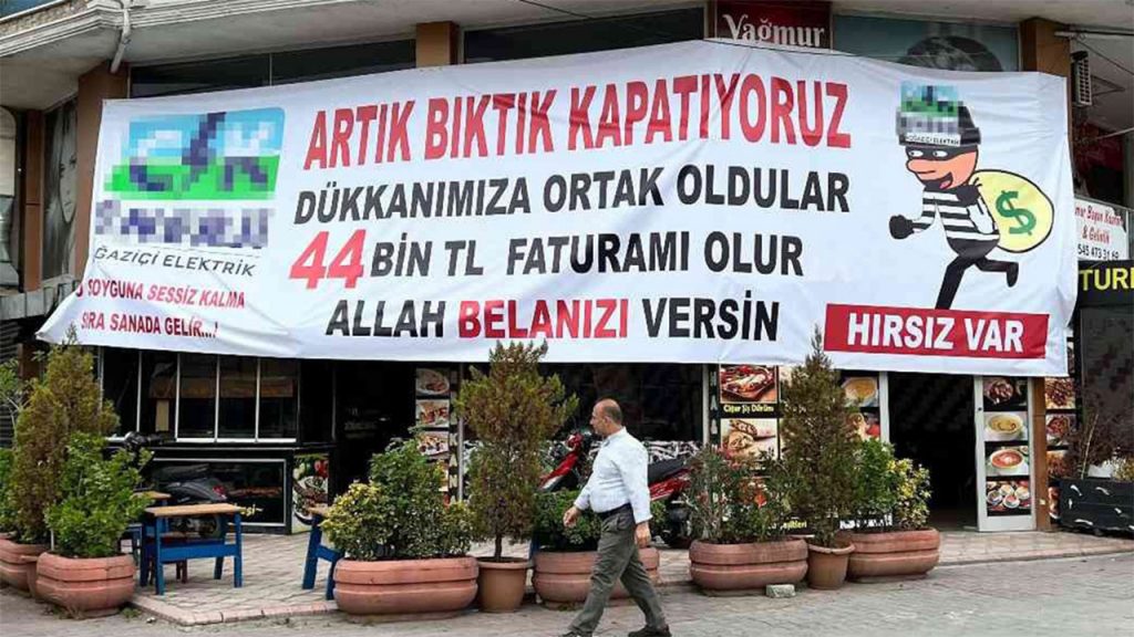 44 bin TL elektrik faturasına isyan etti, ‘hırsız var’ pankartı açtı