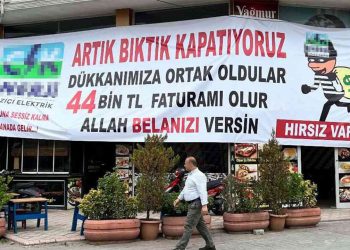44 bin TL elektrik faturasına isyan etti, ‘hırsız var’ pankartı açtı