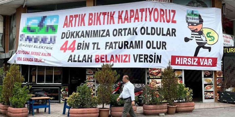 44 bin TL elektrik faturasına isyan etti, ‘hırsız var’ pankartı açtı