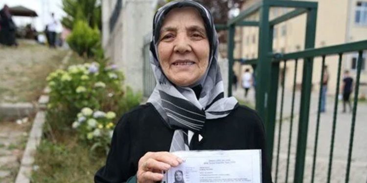 84 yaşında üniversite sınavına girdi