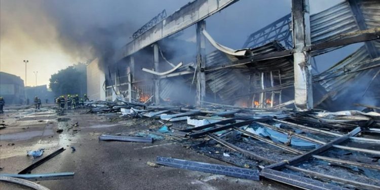 AB, Rusya'nın Ukrayna'da alışveriş merkezine yönelik saldırısını kınadı