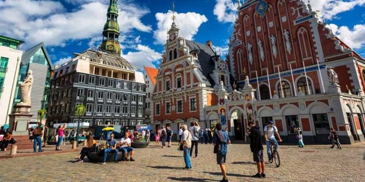 AB anketi: Türkiye'ye en olumlu bakan ülke Letonya