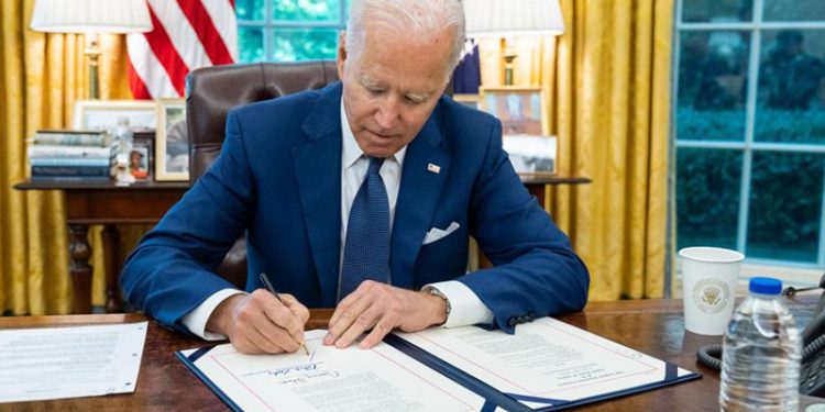 ABD Başkanı Biden, silah kontrolü yasasını imzaladı