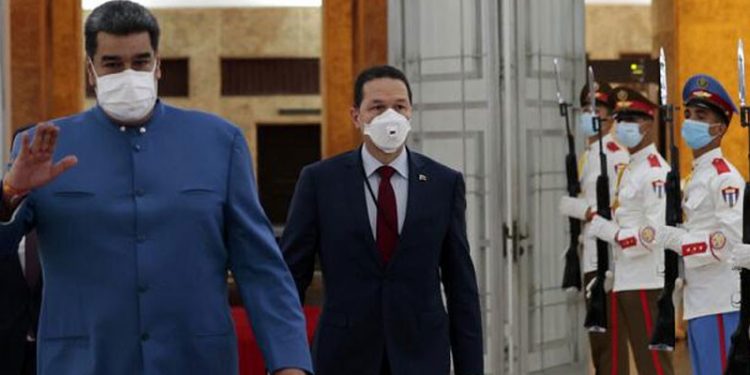 ABD'den petrol şirketlerine Venezuela'da faaliyetlerine başlamaları için lisans kararı