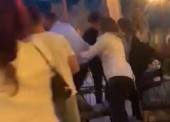 AKP MKYK &uuml;yesinin eşi ve iki adamı, akran kavgasına karışıp &ccedil;ocukları d&ouml;vd&uuml;!