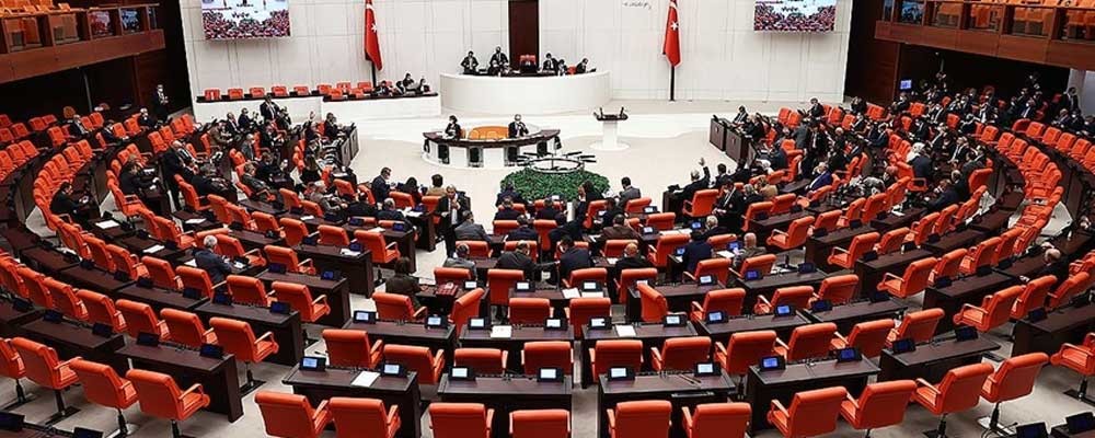 AKP ve MHP'nin "dezenformasyon teklifi" yeni yasa dönemine ertelendi