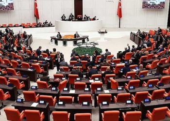 AKP ve MHP'nin "dezenformasyon teklifi" yeni yasa dönemine ertelendi