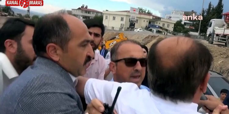AKP'li Mahir Ünal'a soru sormak isteyen gazeteciyi polis engelledi