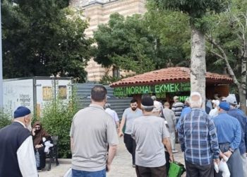 AKP'nin kalesi Konya'da ucuz ekmek kuyruğu