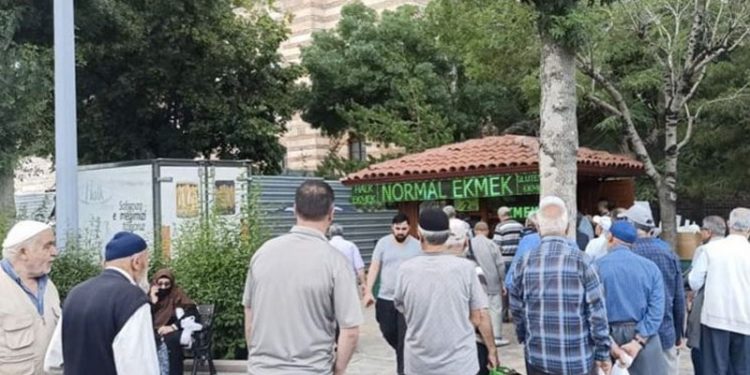 AKP'nin kalesi Konya'da ucuz ekmek kuyruğu