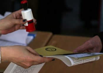 AKP'nin oyu son ankette y&uuml;zde 28'in altına d&uuml;şt&uuml;