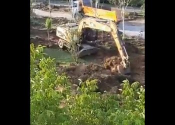 AKP’li belediyeden sabah 5’te parkta kepçeyle yıkım