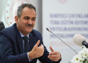 AKP’li vekiller müfredata ‘adap’ dersi istedi, Bakan Özer ‘Dersle cari açık kapanmıyor’ dedi