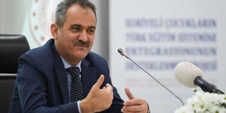 AKP’li vekiller müfredata ‘adap’ dersi istedi, Bakan Özer ‘Dersle cari açık kapanmıyor’ dedi