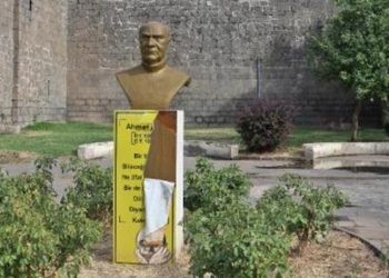 Ahmed Arif'in büstünde şiirinin yazılı olduğu baskıya zarar verildi