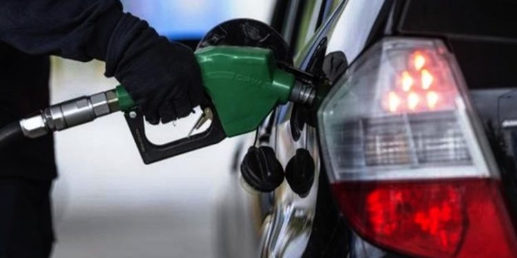 Akaryakıta yarın gece 'dev zam' gelmesi bekleniyor