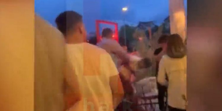 Akran kavgasında AKP MKYK üyesinin eşi ve iki adamı çocukları dövdü