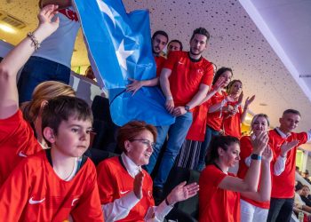 Akşener’in izlediği Türkiye-Çin Kadın Voleybol maçında Doğu Türkistan bayrağı açıldı