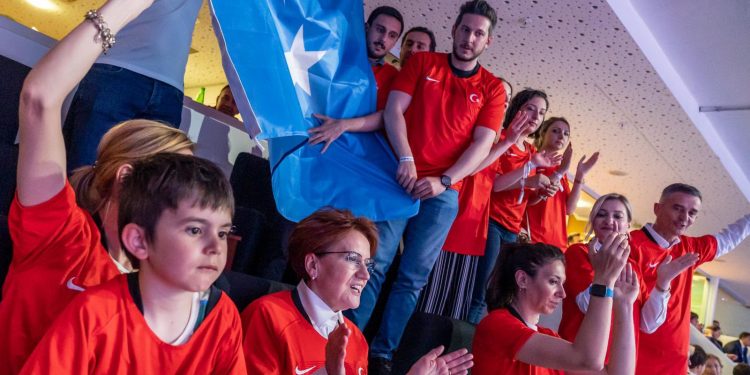 Akşener’in izlediği Türkiye-Çin Kadın Voleybol maçında Doğu Türkistan bayrağı açıldı