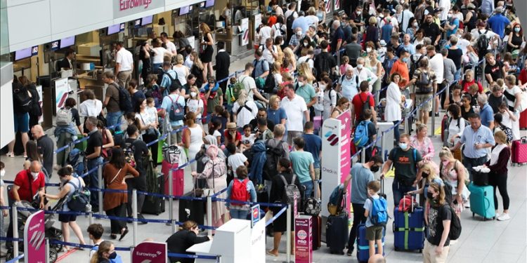 Almanya havalimanlarında personel krizine çözüm : "Şirketlerin, özellikle Türkiye'den yardımcı işçileri işe almalarına imkan veriyoruz"