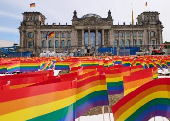 Almanya'da meclise gökkuşağı bayrağı asılacak