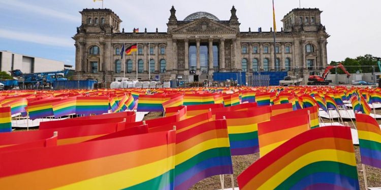 Almanya'da meclise gökkuşağı bayrağı asılacak