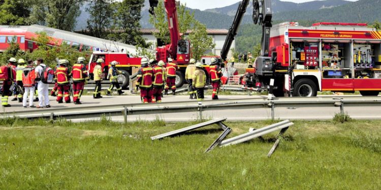Almanya’da tren kazası: En az dört kişi yaşamını yitirdi