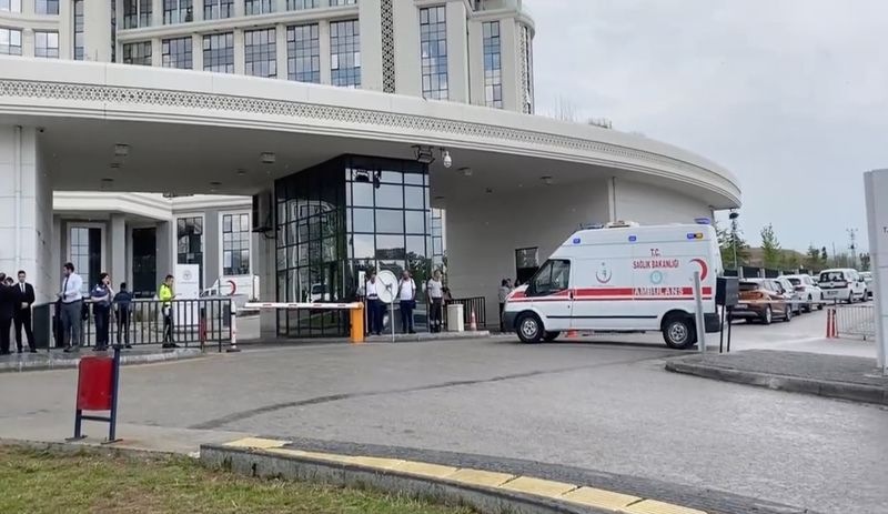 Ambulans şoförü kendini araca kilitledi: Bakan gelmezse kendimi patlatacağım