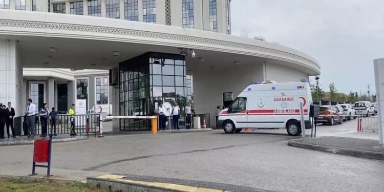 Ambulans şoförü kendini araca kilitledi: Bakan gelmezse kendimi patlatacağım