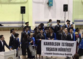 Ankara İletişim Fakültesi'nin mezuniyet töreninde tutuklanan 16 gazeteciye destek pankartı