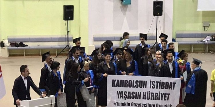 Ankara İletişim Fakültesi'nin mezuniyet töreninde tutuklanan 16 gazeteciye destek pankartı