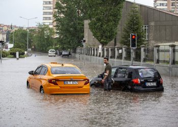 Ankara’da aniden bastıran sağanak nedeniyle yollar göle dönüştü