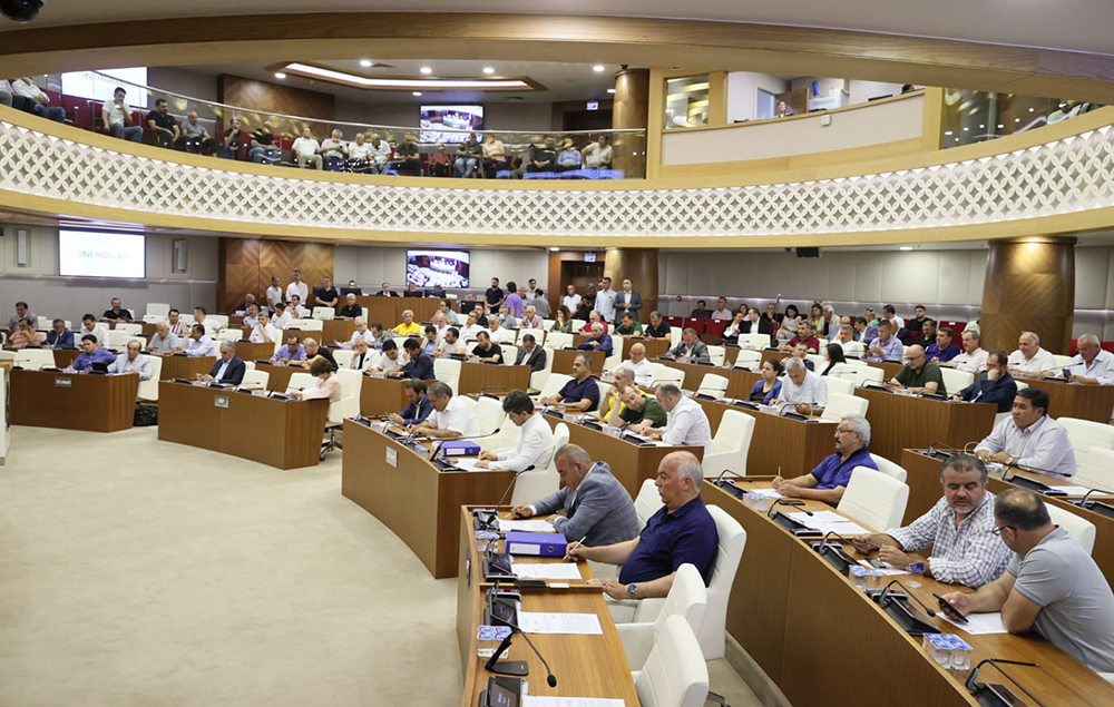 Antalya Büyükşehir Belediyesi, yandaş vakıflara verilen yurtları geri aldı